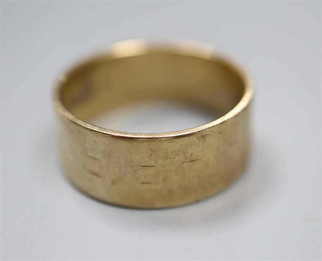 A 9ct gold band (worn), size M,